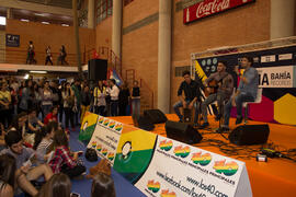 Concierto del III Certamen de Cantautores Destino UMA. Jornadas de Puertas Abiertas de la Universidad de Málaga. Complejo Polideportivo Universitario. Abril de 2015