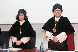 Pilar Aranda y José Ángel Narváez en la imposición de la Medalla de Oro de la Universidad de Málaga a la Universidad de Granada. Paraninfo. Diciembre de 2016