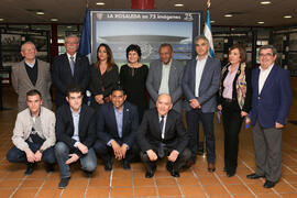 Foto de grupo tras la inauguración de la exposición "La Rosaleda en 75 imágenes". Complejo Polideportivo Universitario. Marzo de 2017