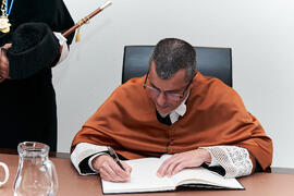 Firma del Libro de Honor. Investidura de Bernardo Quintero como Doctor "Honoris Causa" por la Universidad de Málaga. Paraninfo. Marzo de 2025