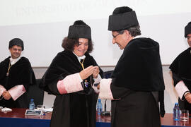Imposición de la Medalla de Oro de la Universidad de Málaga a la Universidad de Granada. Paraninfo. Diciembre de 2016