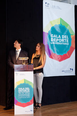 Presentadores en la gala del deporte de la Universidad de Málaga. Facultad de Ciencias de la Educación. Mayo de 2014