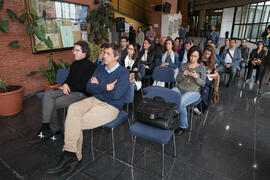 Asistentes a la presentación de la exposición bibliográfica "La Biblioteca Universitaria y el Turismo Sostenible en Málaga". Biblioteca General. Abril de 2017
