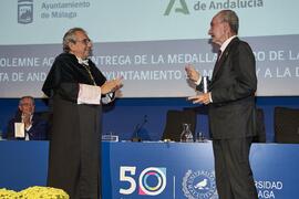 Entrega de la Medalla de Oro de la Universidad de Málaga al Ayuntamiento de la capital. Paraninfo. Noviembre de 2023