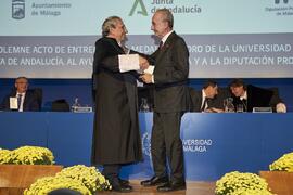 Entrega de la Medalla de Oro de la Universidad de Málaga al Ayuntamiento de la capital. Paraninfo. Noviembre de 2023