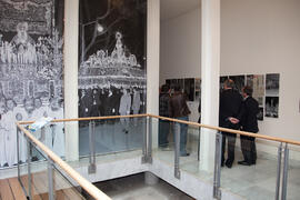 Visita de D. Antonio Banderas a la exposición "Semana Santa, 1972. Universidad de Málaga, 40 años compartiendo futuro". Rectorado. Marzo de 2013
