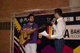 Guillermo Villalobos y cantautor en el III Certamen de Cantautores Destino UMA. Jornadas de Puertas Abiertas de la Universidad de Málaga. Complejo Polideportivo Universitario. Abril de 2015