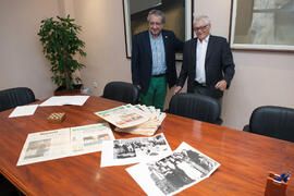 Juan de Dios Mellado y José Ángel Narváez. Firma del convenio para la donación del archivo fotográfico y la colección completa del Diario 16. Facultad de Ciencias Económicas y Empresariales. Marzo de 2015