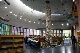 Biblioteca General con la instalación "Biblioteca de Babel XIII", de José Ignacio Díaz de Rábago. Campus de Teatinos. Enero de 2018