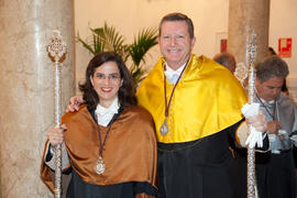 Representantes de la Universidad de Málaga momentos previos del desfile procesional de la estación de penitencia de la Hermandad de los Estudiantes. Abril de 2014