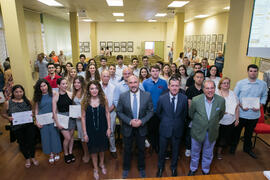 Foto de grupo tras el reconocimiento al alumnado destacado. Facultad de Ciencias Económicas y Empresariales. Junio de 2018