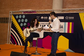 Guillermo Villalobos y cantautora en el III Certamen de Cantautores Destino UMA. Jornadas de Puertas Abiertas de la Universidad de Málaga. Complejo Polideportivo Universitario. Abril de 2015