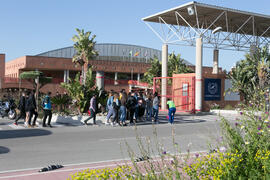 Llegada de estudiantes a las Jornadas de Puertas Abiertas de la Universidad de Málaga. Complejo Polideportivo Universitario. Abril de 2018