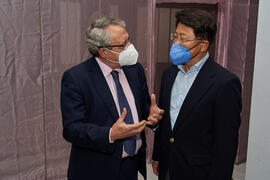 José Ángel Narváez y Jihoon Oh. Inauguración de la exposición "Why not Korea?". Edificio del Rectorado de la Universidad de Málaga. Enero de 2022
