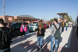 Llegada de estudiantes a las Jornadas de Puertas Abiertas de la Universidad de Málaga. Complejo Polideportivo Universitario. Abril de 2018