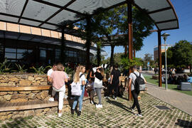Alumnas y alumnos en la nueva "Isla Verde" de la Universidad de Málaga. Facultad de Ciencias de la Comunicación y Turismo. Octubre de 2019