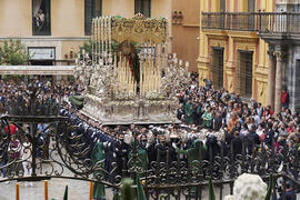 Trono de Nuestra Señora de Gracia y Esperanza. Acto de la Hermandad de los Estudiantes en la Catedral. Plaza del Obispo, Málaga. Abril de 2022
