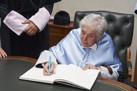 Firma del libro de visitas. Investidura como "Doctores Honoris Causa" de Antonio García Berrio y Pilar Palomo Vázquez por la Facultad de Filosofía y Letras de la Universidad de Málaga. Edificio del Rectorado. Junio de 2024
