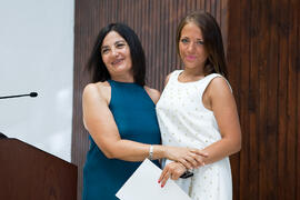 Francisca Cárdenas con una alumna en su graduación. Centro Internacional de Español. Julio de 2014