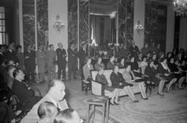 Málaga. Imposición de medalla de oro de Logroño al gobernador civil, Ramón Castilla Pérez. Gobierno Civil. Abril de 1963