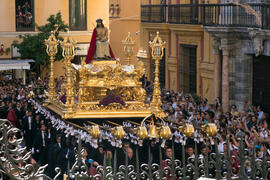 Trono del Santo Cristo Coronado de Espinas. Acto de la Hermandad de los Estudiantes en la Catedral. Plaza del Obispo, Málaga. Abril de 2019