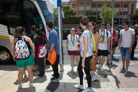 Alumnos subiendo al autobús. Salida desde el Campus de El Ejido. Aventura Amazonia Marbella. Olimpiada Española de Economía, Fase Nacional. Calle Miguel Bueno Lara. Málaga. Junio de 2015