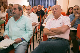Álvaro González-Colomo y Juan Antonio Corbalán asisten a la conferencia de Fernando López Segura. Curso "El aceite de oliva, salud, cultura y riqueza de los pueblos mediterráneos". Cursos de Verano de la Universidad de Málaga. Vélez Málaga. Julio de 2018