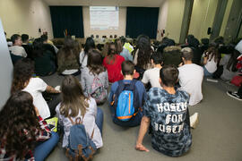 Estudiantes en la ponencia de Beatriz Lacomba "Prueba para el acceso y admisión a la Universidad". Jornadas de Puertas Abiertas de la Universidad de Málaga. Complejo Polideportivo Universitario. Abril de 2018