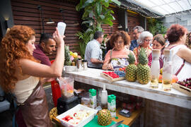 Showcooking en Patio del Hotel Molina Larios. Curso "Ciencia y gastronomía. Desmontando leyendas urbanas". Cursos de Verano de la Universidad de Málaga. Málaga. Julio de 2019