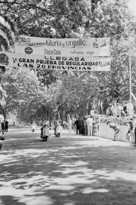 Málaga. Participantes de la V Gran Prueba de Regularidad Vespa en la llegada a la meta. Junio de 1963