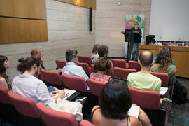 Santi Carrillo presenta la conferencia de Antonio Luque en el curso "Tres generaciones de la música Pop española". Cursos de Verano de la Universidad de Málaga. Málaga. Julio de 2018