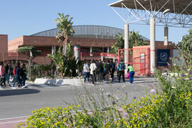 Llegada de estudiantes a las Jornadas de Puertas Abiertas de la Universidad de Málaga. Complejo Polideportivo Universitario. Abril de 2018