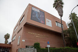 Facultad de Ciencias Económicas y Empresariales con cartel Conmemorativo del 50 Aniversario. Campus de El Ejido. Octubre de 2014