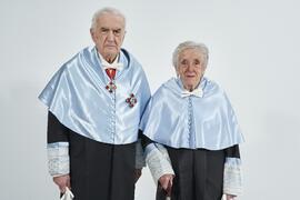 Retrato de Antonio García Berrio y Pilar Palomo Vázquez previo a su investidura como "Doctores Honoris Causa" por la Facultad de Filosofía y Letras de la Universidad de Málaga. Edificio del Rectorado. Junio de 2024