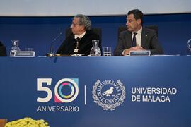 José Ángel Narváez y Juan Manuel Moreno. Imposición de la Medalla de Oro de la Universidad de Málaga a Junta de Andalucía, Diputación Provincial de Málaga y Ayuntamiento de la capital. Paraninfo. Noviembre de 2023