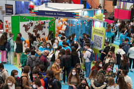 Estand de la Facultad de Turismo. Jornada de Puertas Abiertas de la Universidad de Málaga. Complejo Polideportivo Universitario. Marzo de 2022