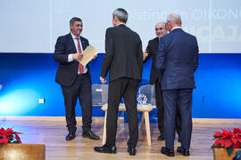 Entrega a Unicaja (Banco y Fundación) de la distinción "Oikonomos" de la Facultad de Ciencias Económicas y Empresariales de la Universidad de Málaga. Paraninfo. Diciembre de 2024
