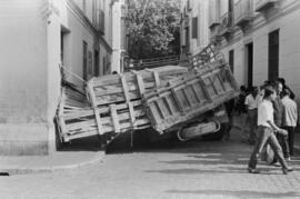 Málaga. Calle Ordóñez. Camión volcado. Julio de 1963