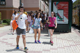 Alumnos yendo al autobús. Salida desde el Campus de El Ejido. Aventura Amazonia Marbella. Olimpiada Española de Economía, Fase Nacional. Calle Miguel Bueno Lara. Málaga. Junio de 2015