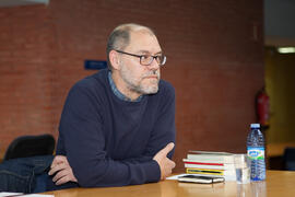 Pablo Aranda en la presentación de su novela 'El protegido'. Biblioteca General. Abril 2015