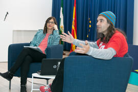 Susana Escudero en la conferencia "Dialogando", con Chema Alonso. Salón de actos de la E.T.S.I Informática  y Telecomunicaciones. Abril de 2017