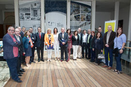 Foto de grupo tras la presentación de los Cursos de Verano de la Universidad de Málaga ante los medios de comunicación. Edificio del Rectorado. Mayo de 2013