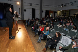 Intérprete de signos. Luisa María Gómez del Águila presenta la conferencia "Dialogando" con Raquel Haro. Facultad de Psicología y Logopedia de la Universidad de Málaga. Febrero de 2022