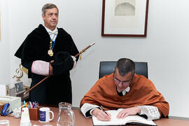 Firma del Libro de Honor. Investidura de Bernardo Quintero como Doctor "Honoris Causa" por la Universidad de Málaga. Paraninfo. Marzo de 2025