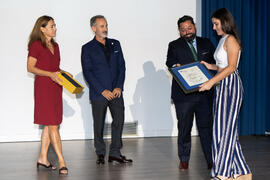 Entrega del premio "Carlos Sierra" a mejor Deportista Universitaria a la golfista Esperanza Serrano. Gala del Deporte Universitario 2019. Escuela Técnica Superior de Ingeniería de Telecomunicaciones. Junio de 2019