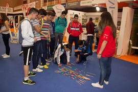 Alumnos jugando mikado. Jornadas de Puertas Abiertas de la Universidad de Málaga. Complejo Polideportivo Universitario. Abril de 2015