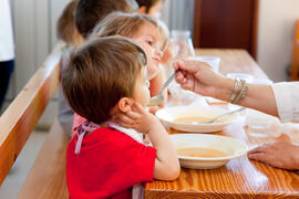 Niño comiendo. Escuela Infantil Francisca Luque. Campus de Teatinos. Mayo de 2014