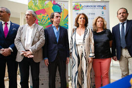 Foto de grupo. Encuentro con José María Aznar. Cursos de Verano de la Universidad de Málaga. Edificio del Rectorado. Julio de 2018