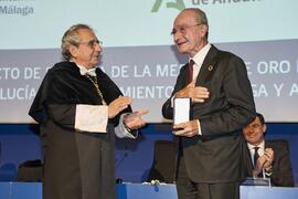 José Ángel Narváez y Francisco de la Torre. Entrega de la Medalla de Oro de la Universidad de Málaga al Ayuntamiento de la capital. Paraninfo. Noviembre de 2023