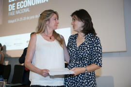 Entrega del cuarto premio a la representante de Paula Maudos Gumbau. Entrega de premios en el Paraninfo de la Universidad de Málaga. Olimpiada Española de Economía, Fase Nacional. Junio de 2015